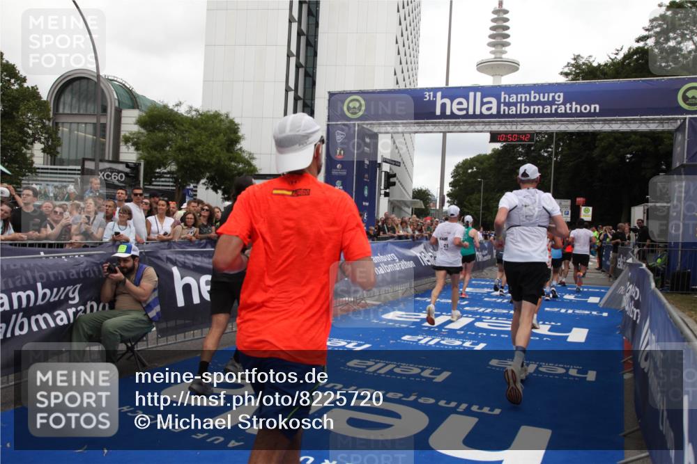 29.06.2025 - hella hamburg halbmarathon Michael Strokosch http://msf.ph/oto/8225720 29.06.2025 10:50:40 Ziel 1399, 1750, 3414, 4346, 5447, 6282, 6662, 7397, 7583, 7786, 8576, 9057, 11214, 13808, 13812, 13875, 15519, 15803, 16291, 16806, 17179, 17247, 18006, 18413 meine-sportfotos.de