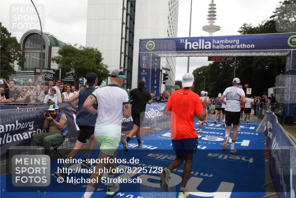 29.06.2025 - hella hamburg halbmarathon Michael Strokosch http://msf.ph/oto/8225729 29.06.2025 10:50:41 Ziel 1399, 1750, 4346, 6282, 6662, 6712, 7397, 7583, 7786, 8576, 9057, 11214, 13808, 13812, 13875, 15519, 15803, 16291, 16806, 17179, 17247, 18006, 18413, 18820 meine-sportfotos.de