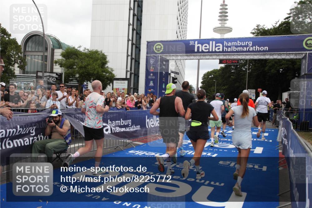 29.06.2025 - hella hamburg halbmarathon Michael Strokosch http://msf.ph/oto/8225772 29.06.2025 10:50:42 Ziel 1399, 1750, 4346, 6282, 6662, 6712, 7134, 7397, 7583, 7786, 7952, 8576, 9057, 11214, 11356, 13701, 13808, 13812, 13875, 15519, 15803, 16291, 16806, 17179, 17247, 18006, 18413, 18820 meine-sportfotos.de
