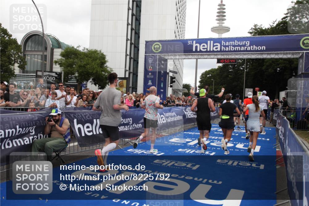 29.06.2025 - hella hamburg halbmarathon Michael Strokosch http://msf.ph/oto/8225792 29.06.2025 10:50:43 Ziel 1399, 1750, 2788, 4346, 6662, 6712, 7134, 7583, 7786, 7952, 8576, 9057, 11214, 11356, 13701, 13808, 13875, 15519, 15803, 16291, 17179, 18006, 18413, 18820 meine-sportfotos.de