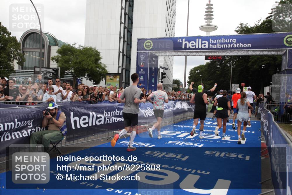 29.06.2025 - hella hamburg halbmarathon Michael Strokosch http://msf.ph/oto/8225808 29.06.2025 10:50:43 Ziel 1399, 1750, 2788, 4346, 6662, 6712, 7134, 7583, 7786, 7952, 8576, 9057, 11214, 11356, 13701, 13808, 13875, 15519, 15803, 16291, 17179, 18006, 18413, 18820 meine-sportfotos.de