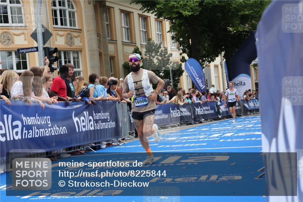 29.06.2025 - hella hamburg halbmarathon Strokosch-Dieckow http://msf.ph/oto/8225844 29.06.2025 10:31:01 Ziel 5826, 10929, 16508, 18177 meine-sportfotos.de