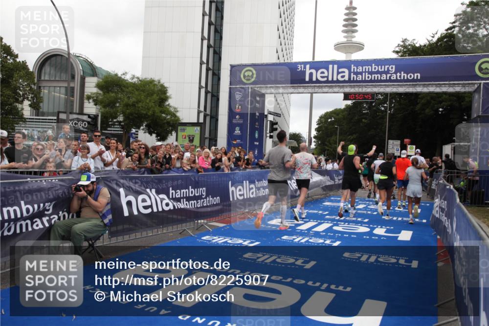 29.06.2025 - hella hamburg halbmarathon Michael Strokosch http://msf.ph/oto/8225907 29.06.2025 10:50:44 Ziel 1399, 1750, 2234, 2788, 4346, 6662, 6712, 7134, 7583, 7786, 7952, 9057, 11356, 13701, 13808, 13875, 15519, 16291, 18006, 18229, 18413, 18820 meine-sportfotos.de