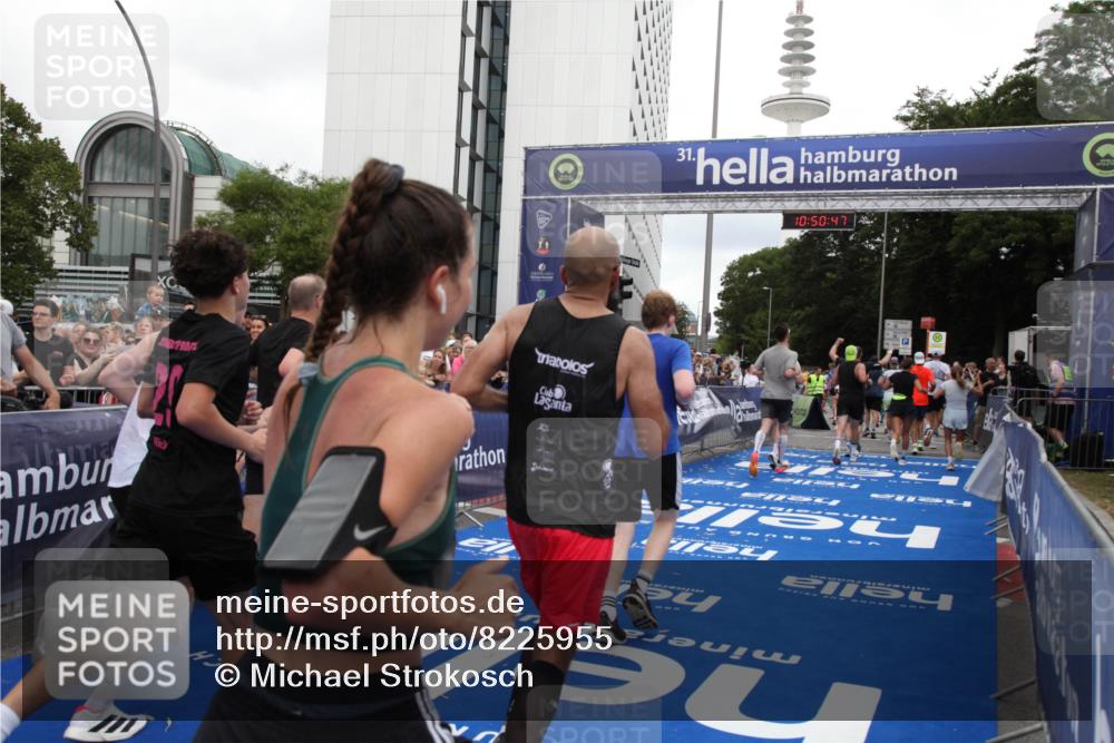 29.06.2025 - hella hamburg halbmarathon Michael Strokosch http://msf.ph/oto/8225955 29.06.2025 10:50:46 Ziel 1399, 2234, 2788, 4346, 6662, 6712, 7134, 7583, 7786, 7952, 8657, 9057, 11356, 13701, 13808, 13875, 15426, 15519, 15720, 16291, 17129, 17908, 18229, 18370, 18413, 18820 meine-sportfotos.de