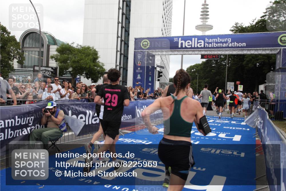 29.06.2025 - hella hamburg halbmarathon Michael Strokosch http://msf.ph/oto/8225969 29.06.2025 10:50:46 Ziel 1399, 2234, 2788, 4346, 6662, 6712, 7134, 7583, 7786, 7952, 8657, 9057, 11356, 13701, 13808, 13875, 15426, 15519, 15720, 16291, 17129, 17908, 18229, 18370, 18413, 18820 meine-sportfotos.de