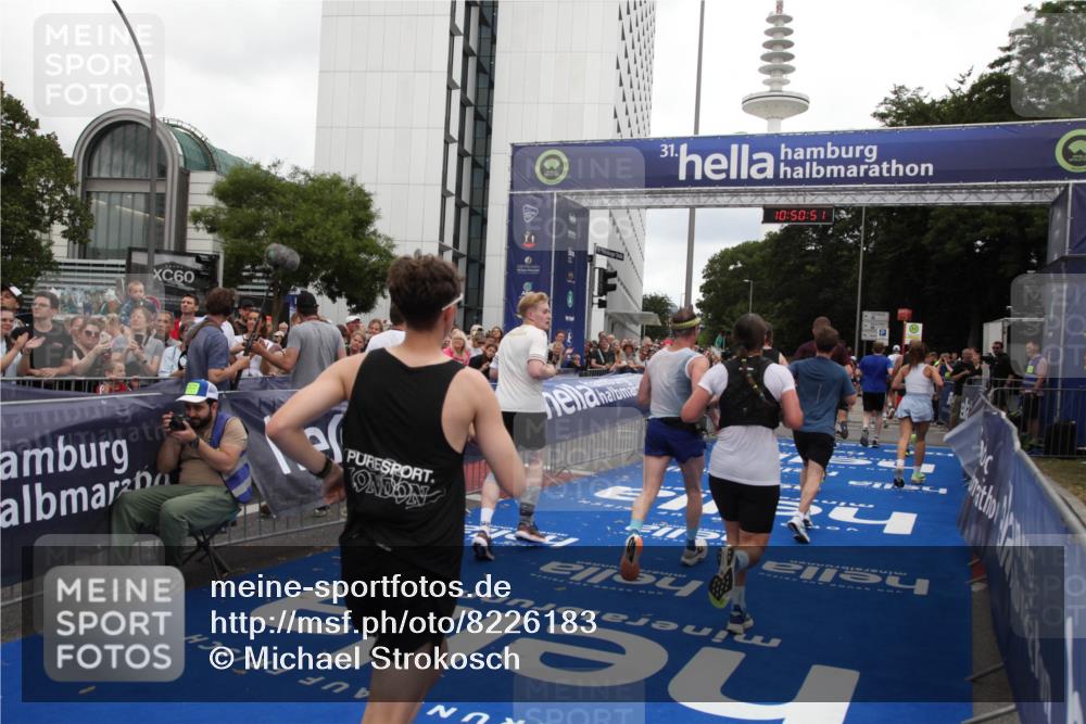 29.06.2025 - hella hamburg halbmarathon Michael Strokosch http://msf.ph/oto/8226183 29.06.2025 10:50:49 Ziel 2234, 2788, 5115, 6712, 7134, 7952, 8657, 11356, 13701, 15426, 15720, 17129, 17908, 18229, 18370, 18820 meine-sportfotos.de