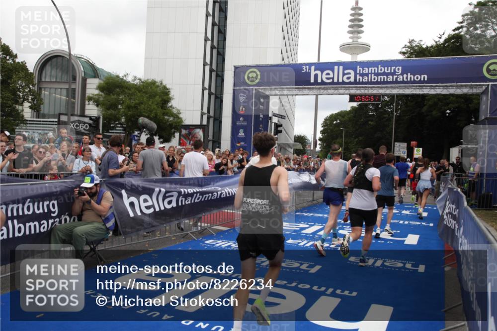29.06.2025 - hella hamburg halbmarathon Michael Strokosch http://msf.ph/oto/8226234 29.06.2025 10:50:50 Ziel 2234, 2788, 5115, 6712, 7134, 7952, 8657, 10750, 11356, 13701, 15426, 15720, 17129, 17908, 18182, 18229, 18370, 18820 meine-sportfotos.de