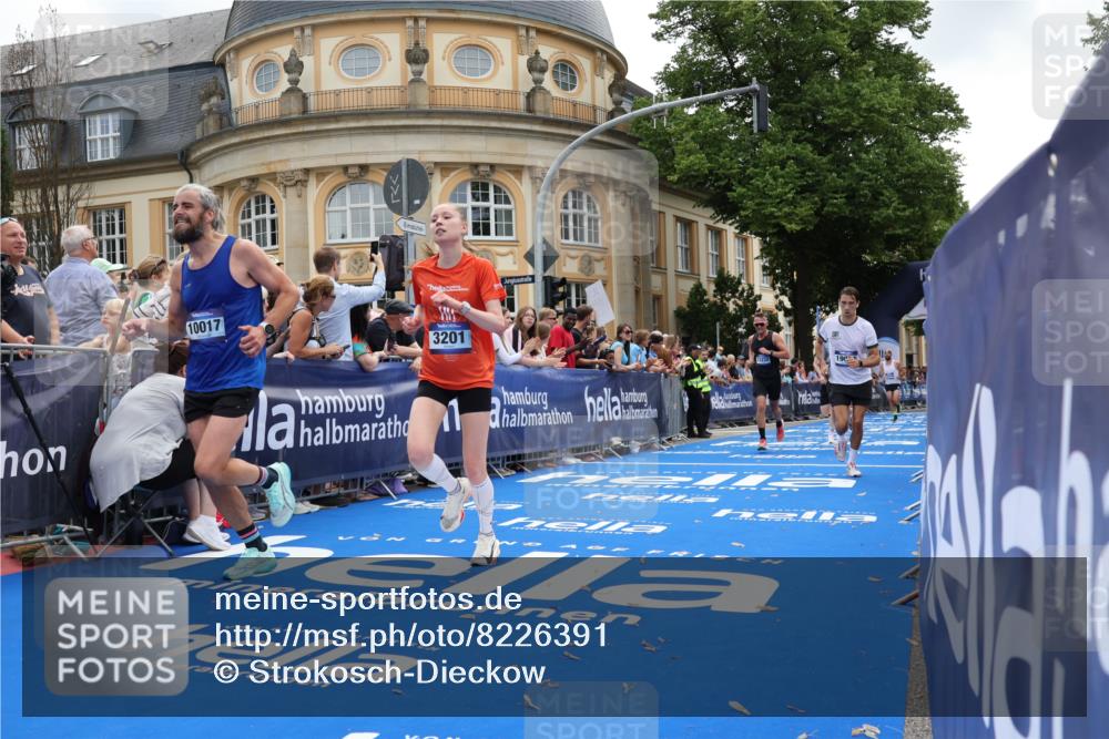 29.06.2025 - hella hamburg halbmarathon Strokosch-Dieckow http://msf.ph/oto/8226391 29.06.2025 10:31:15 Ziel 3201, 3955, 4812, 10017, 10298, 11857, 12232, 13754, 14450, 14548, 19042 meine-sportfotos.de