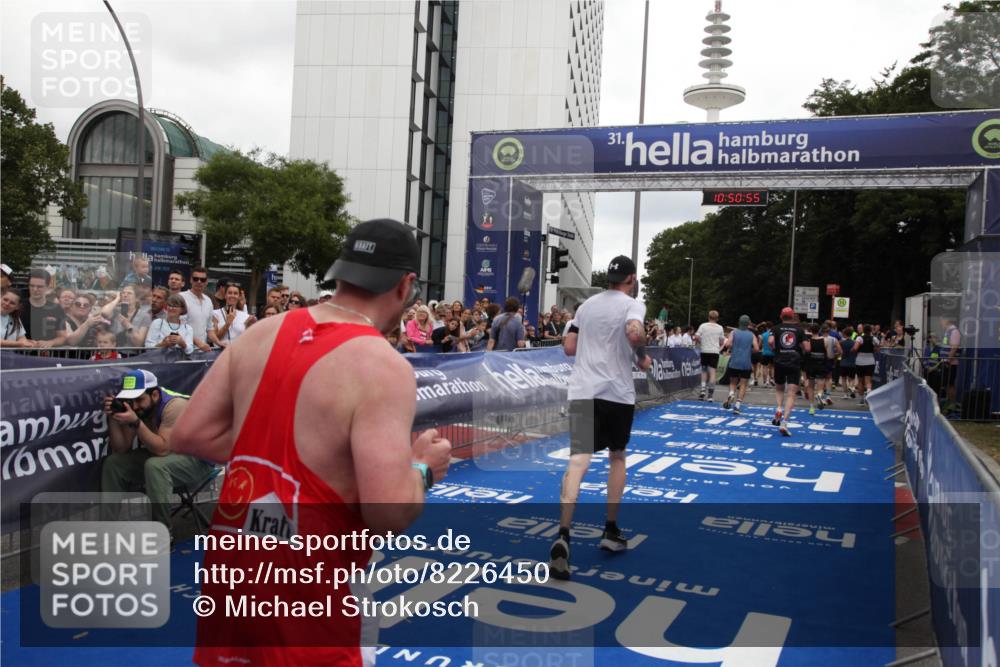 29.06.2025 - hella hamburg halbmarathon Michael Strokosch http://msf.ph/oto/8226450 29.06.2025 10:50:54 Ziel 1466, 3654, 3947, 4839, 5018, 5115, 7052, 8205, 8657, 10750, 15395, 15426, 15643, 15720, 17129, 17908, 18182, 18370 meine-sportfotos.de