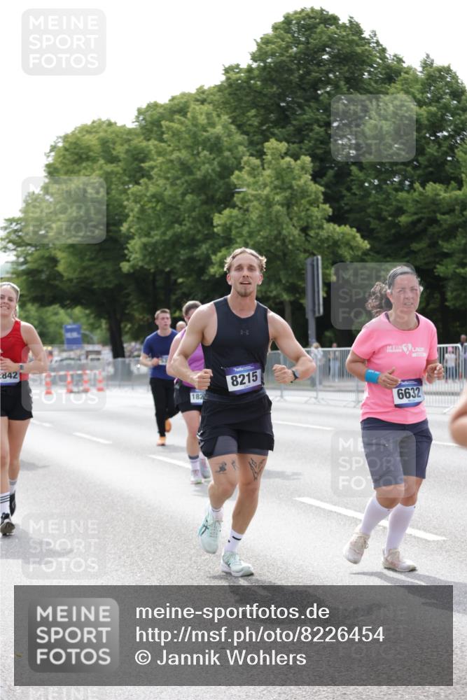 29.06.2025 - hella hamburg halbmarathon Jannik Wohlers http://msf.ph/oto/8226454 29.06.2025 10:27:40 Lombardsbrücke 1148, 5369, 5847, 6632, 7497, 8215, 9567, 11692, 11739, 12780, 12842, 13568, 13678, 13860, 14017, 14155, 15123, 15608, 18256 meine-sportfotos.de