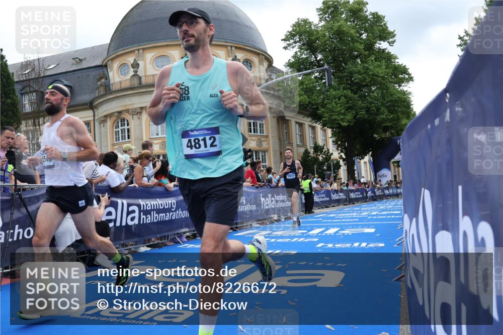 29.06.2025 - hella hamburg halbmarathon Strokosch-Dieckow http://msf.ph/oto/8226672 29.06.2025 10:31:20 Ziel 3955, 4812, 10298, 11857, 12232, 14450, 14548, 19042, 19118 meine-sportfotos.de