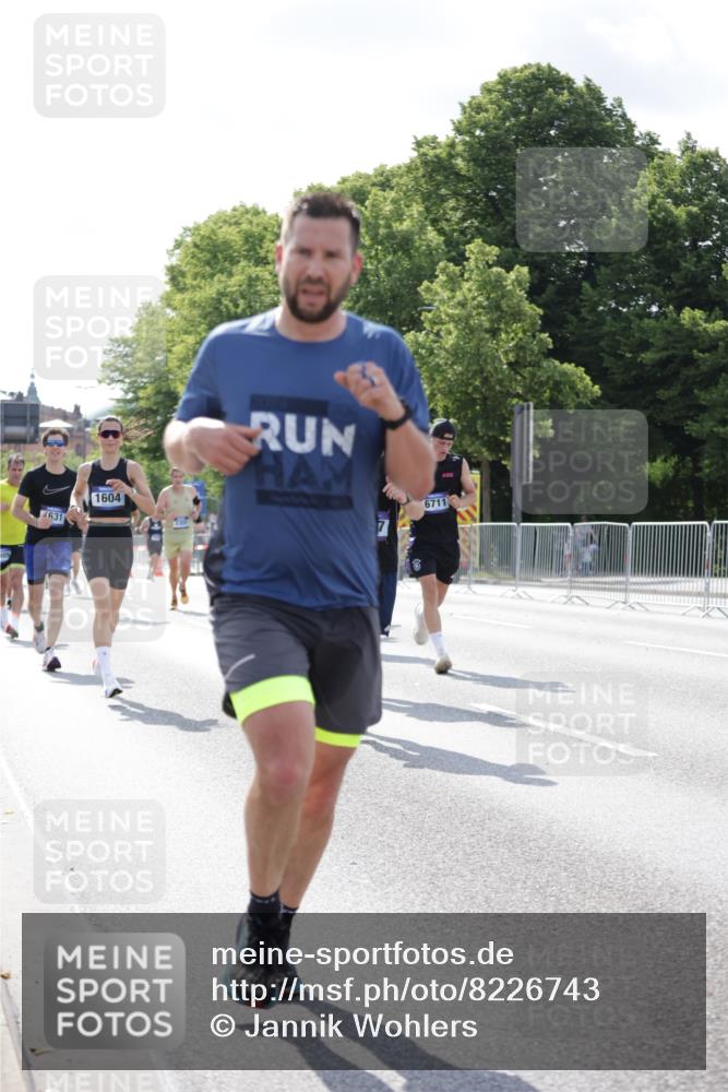 29.06.2025 - hella hamburg halbmarathon Jannik Wohlers http://msf.ph/oto/8226743 29.06.2025 09:51:44 Lombardsbrücke 1057, 1312, 1353, 1569, 1604, 1631, 1763, 3305, 3697, 5047, 5231, 5336, 5690, 5987, 6373, 6700, 6705, 6711, 6770, 7185, 7710, 8564, 9358, 9444, 9547, 9659, 10978, 11821, 12438, xxx, 13269, 13728, 14226, 14228, 14462, 15206, 15270, 15309, 15451, 15846, 16052, 16547, 17016, 17159, 17403, 17637, 17733, 17911, 18304, 18489, 18659, 18772, 18829, 18878, 18987, 19009 meine-sportfotos.de