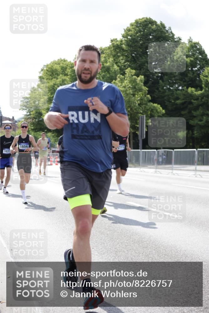 29.06.2025 - hella hamburg halbmarathon Jannik Wohlers http://msf.ph/oto/8226757 29.06.2025 09:51:44 Lombardsbrücke 1057, 1312, 1353, 1569, 1604, 1631, 1763, 3305, 3697, 5047, 5231, 5336, 5690, 5987, 6373, 6700, 6705, 6711, 6770, 7185, 7710, 8564, 9358, 9444, 9547, 9659, 10978, 11821, 12438, xxx, 13269, 13728, 14226, 14228, 14462, 15206, 15270, 15309, 15451, 15846, 16052, 16547, 17016, 17159, 17403, 17637, 17733, 17911, 18304, 18489, 18659, 18772, 18829, 18878, 18987, 19009 meine-sportfotos.de