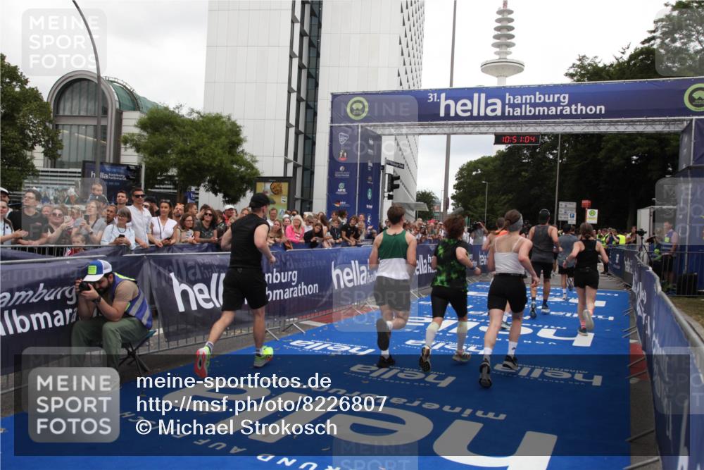 29.06.2025 - hella hamburg halbmarathon Michael Strokosch http://msf.ph/oto/8226807 29.06.2025 10:51:03 Ziel 1630, 2207, 3654, 7369, 8117, 8572, 10215, 11551, 12778, 13008, 13687, 14125, 15362, 15643, 16285, 17221, 18066, 18350 meine-sportfotos.de