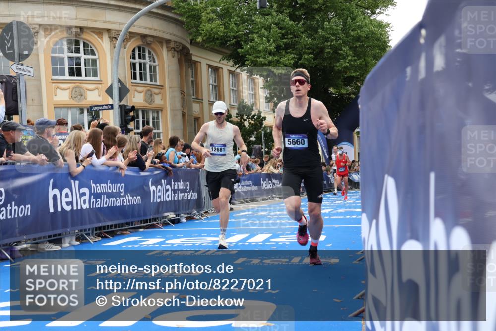 29.06.2025 - hella hamburg halbmarathon Strokosch-Dieckow http://msf.ph/oto/8227021 29.06.2025 10:31:36 Ziel 5660, 7793, 12681, 13606, 13617, 15835, 18102 meine-sportfotos.de