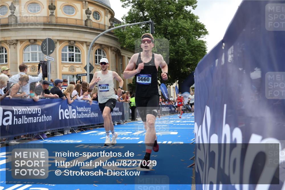 29.06.2025 - hella hamburg halbmarathon Strokosch-Dieckow http://msf.ph/oto/8227029 29.06.2025 10:31:36 Ziel 5660, 7793, 12681, 13606, 13617, 15835, 18102 meine-sportfotos.de