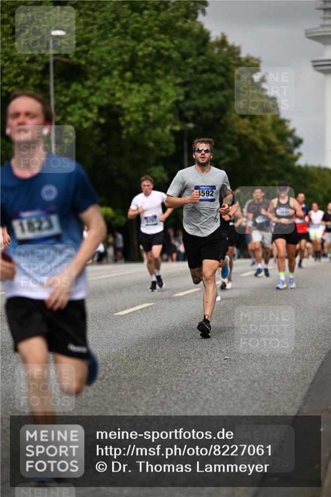 29.06.2025 - hella hamburg halbmarathon Dr. Thomas Lammeyer http://msf.ph/oto/8227061 29.06.2025 10:13:13 Kennedybrücke 1823, 3762, 4592, 4859, 7081, 9297, 9306, 9951, 9958, 10035, 10092, 10194, 10609 meine-sportfotos.de
