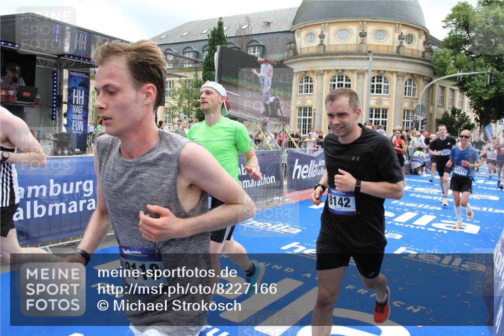 29.06.2025 - hella hamburg halbmarathon Michael Strokosch http://msf.ph/oto/8227166 29.06.2025 10:46:26 Ziel 1600, 2222, 2842, 4237, 6421, 6691, 6978, 7335, 8142, 8981, 11185, 11773, 12171, 12651, 12891, 13698, 14045, 14200, 14228, 14262, 14482, 15157, 16127, 18118, 18211, 18637, 19209 meine-sportfotos.de