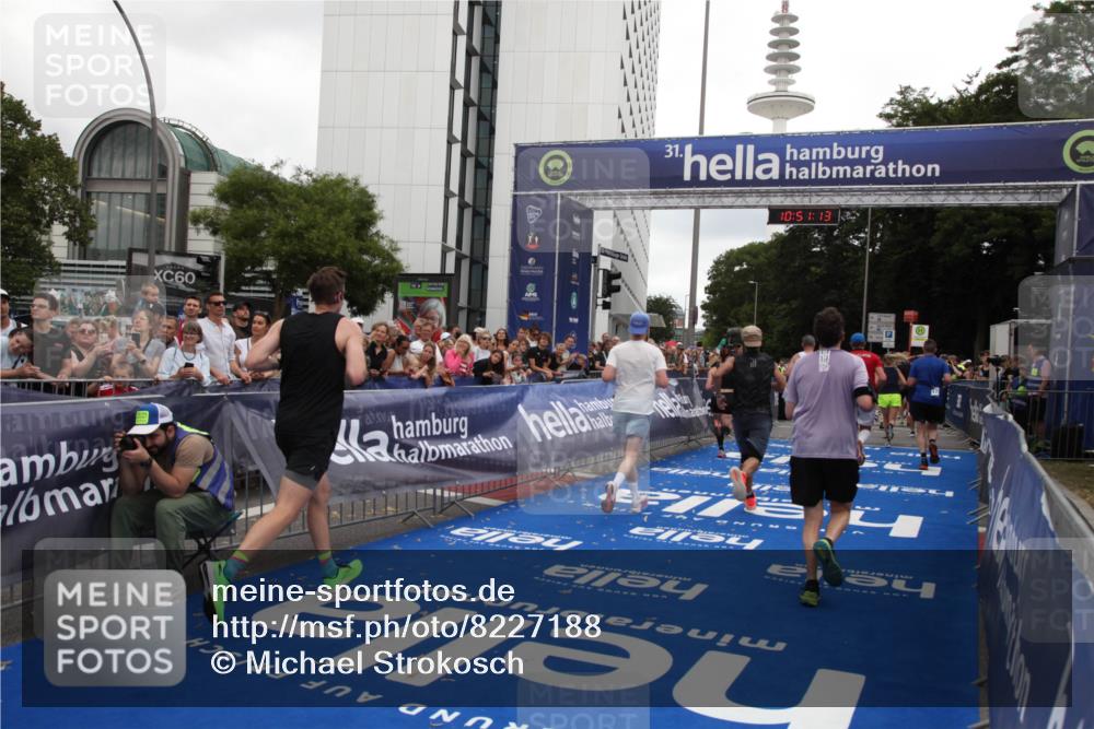 29.06.2025 - hella hamburg halbmarathon Michael Strokosch http://msf.ph/oto/8227188 29.06.2025 10:51:12 Ziel 1366, 4077, 4816, 4967, 6027, 8261, 8508, 8704, 10508, 10603, 10868, 11733, 13073, 15480, 17384, 17530, 17823, 18066 meine-sportfotos.de