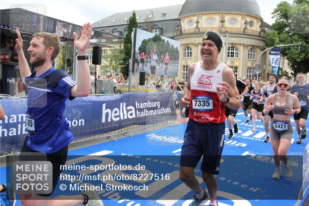 29.06.2025 - hella hamburg halbmarathon Michael Strokosch http://msf.ph/oto/8227516 29.06.2025 10:46:30 Ziel 2222, 2842, 4237, 4497, 6421, 6978, 7335, 8482, 8981, 9232, 9386, 9786, 11185, 11773, 12171, 12651, 12891, 13698, 14045, 14228, 14482, 15157, 16127, 18211, 18637, 19209 meine-sportfotos.de
