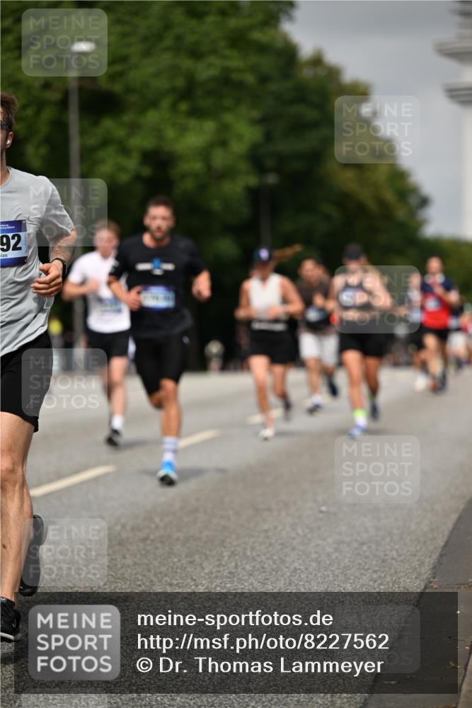 29.06.2025 - hella hamburg halbmarathon Dr. Thomas Lammeyer http://msf.ph/oto/8227562 29.06.2025 10:13:16 Kennedybrücke 1823, 3762, 4592, 7081, 9297, 9306, 9951, 9958, 10035, 10194, 10819, 11067 meine-sportfotos.de