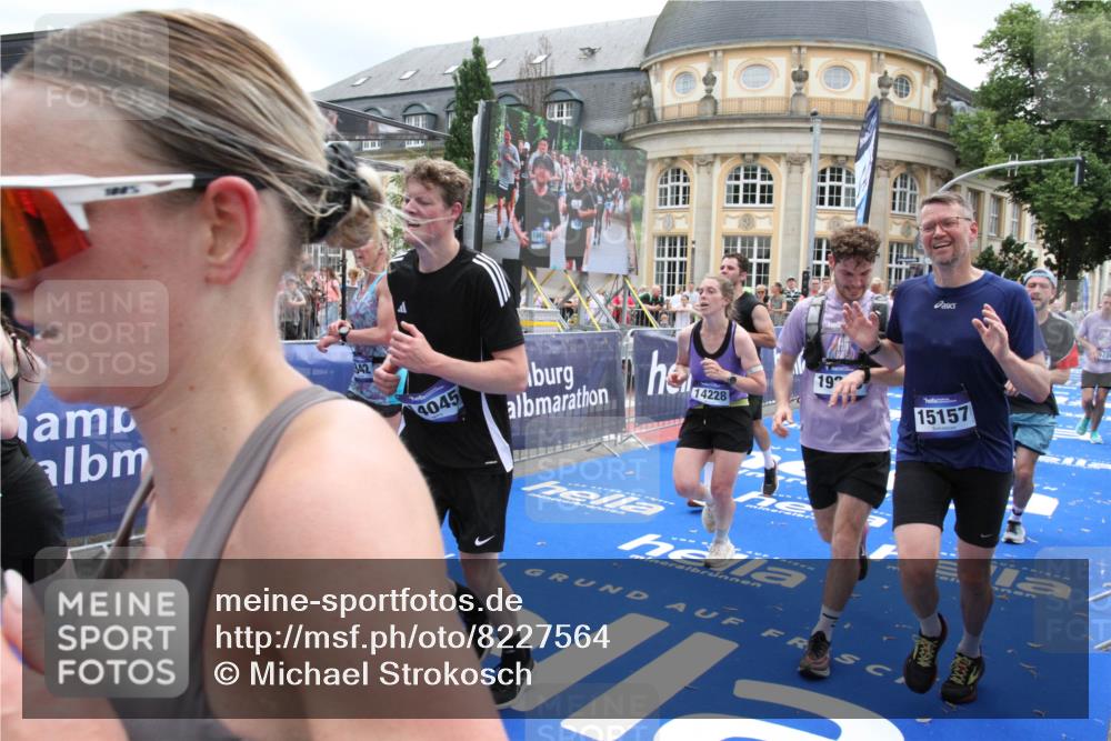 29.06.2025 - hella hamburg halbmarathon Michael Strokosch http://msf.ph/oto/8227564 29.06.2025 10:46:31 Ziel 2222, 2842, 4237, 4497, 6421, 6978, 7335, 8482, 8981, 9232, 9386, 9529, 9786, 11185, 11773, 12891, 14045, 14228, 14482, 15157, 16127, 17281, 17461, 18637, 19209 meine-sportfotos.de