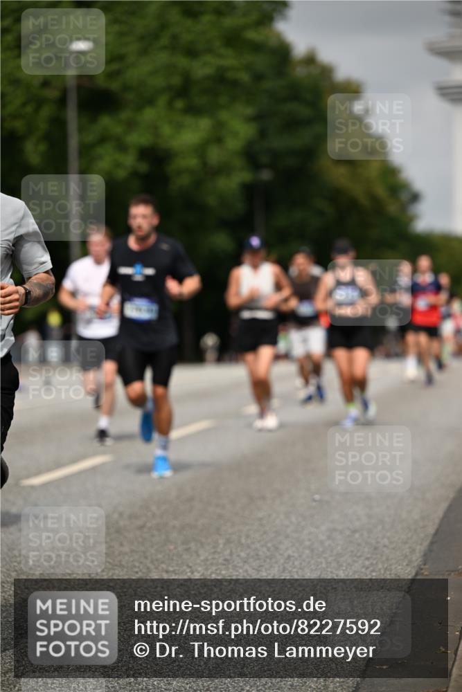 29.06.2025 - hella hamburg halbmarathon Dr. Thomas Lammeyer http://msf.ph/oto/8227592 29.06.2025 10:13:16 Kennedybrücke 1823, 3762, 4592, 7081, 9297, 9306, 9951, 9958, 10035, 10194, 10819, 11067 meine-sportfotos.de
