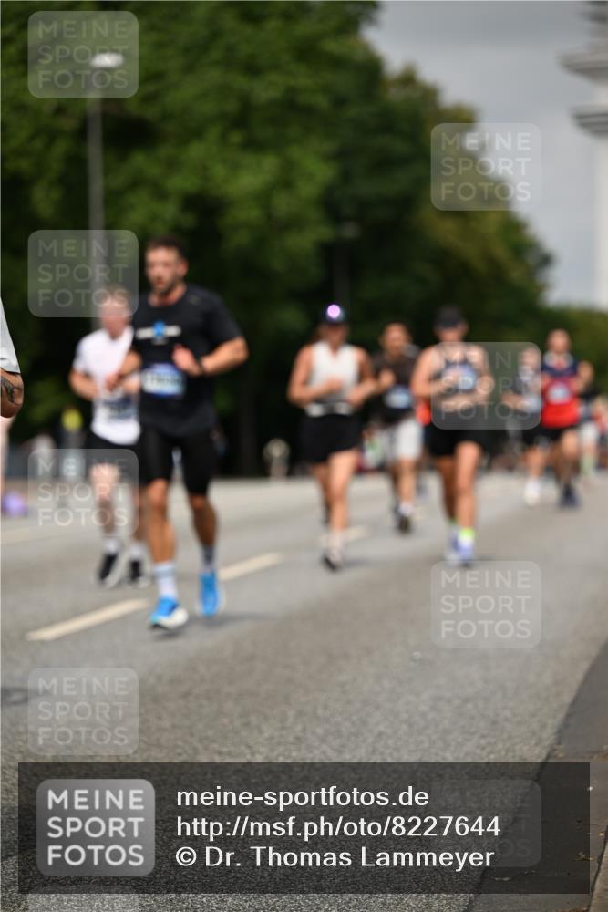 29.06.2025 - hella hamburg halbmarathon Dr. Thomas Lammeyer http://msf.ph/oto/8227644 29.06.2025 10:13:16 Kennedybrücke 1823, 3762, 4592, 7081, 9297, 9306, 9951, 9958, 10035, 10194, 10819, 11067 meine-sportfotos.de