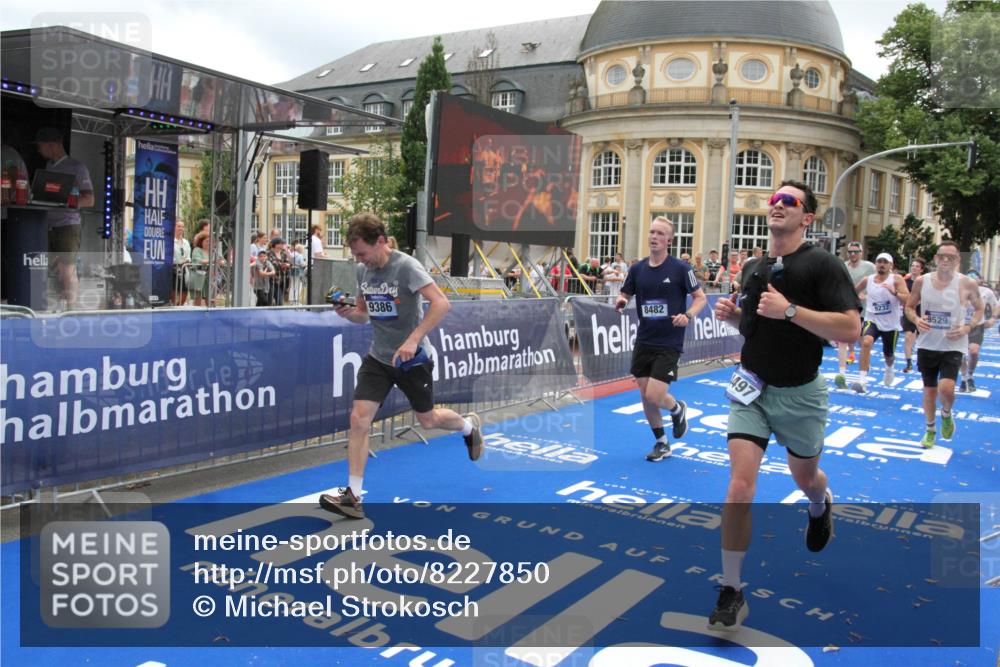 29.06.2025 - hella hamburg halbmarathon Michael Strokosch http://msf.ph/oto/8227850 29.06.2025 10:46:36 Ziel 4497, 5459, 8482, 9051, 9232, 9386, 9529, 9786, 13525, 15133, 15206, 17281, 17461, 18882 meine-sportfotos.de