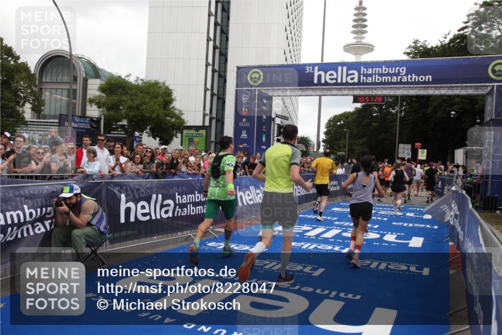 29.06.2025 - hella hamburg halbmarathon Michael Strokosch http://msf.ph/oto/8228047 29.06.2025 10:51:27 Ziel 1817, 2364, 2411, 2636, 2718, 2946, 4814, 5820, 6776, 8989, 9214, 9656, 10667, 11124, 11422, 12016, 13047, 13792, 14865, 14994, 15871, 15950, 16357, 18489 meine-sportfotos.de