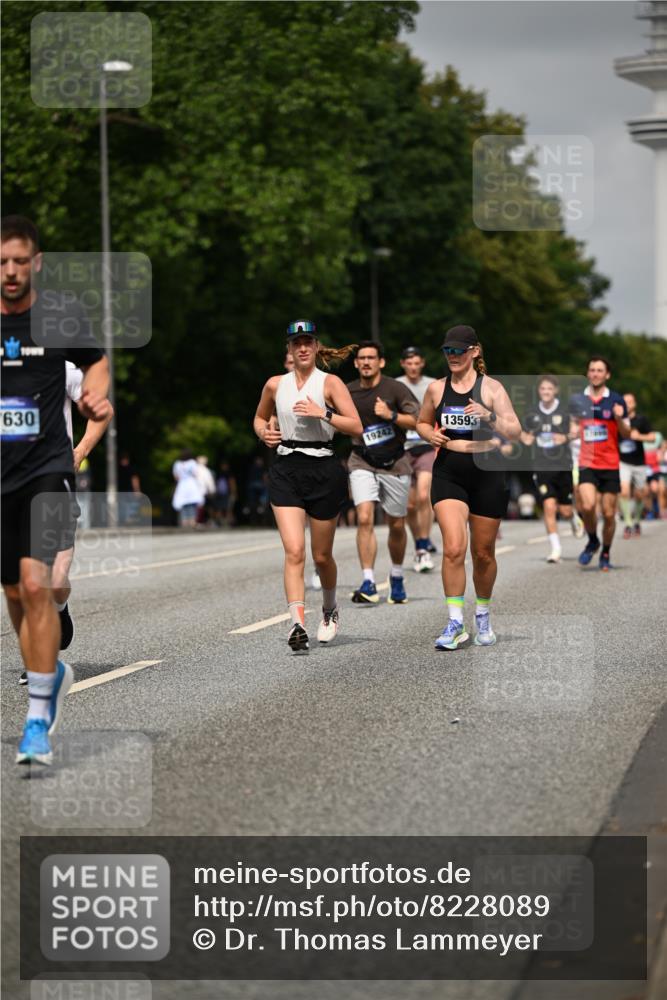 29.06.2025 - hella hamburg halbmarathon Dr. Thomas Lammeyer http://msf.ph/oto/8228089 29.06.2025 10:13:17 Kennedybrücke 1823, 3762, 4592, 7081, 9297, 9306, 10035, 10194, 10819, 11067 meine-sportfotos.de