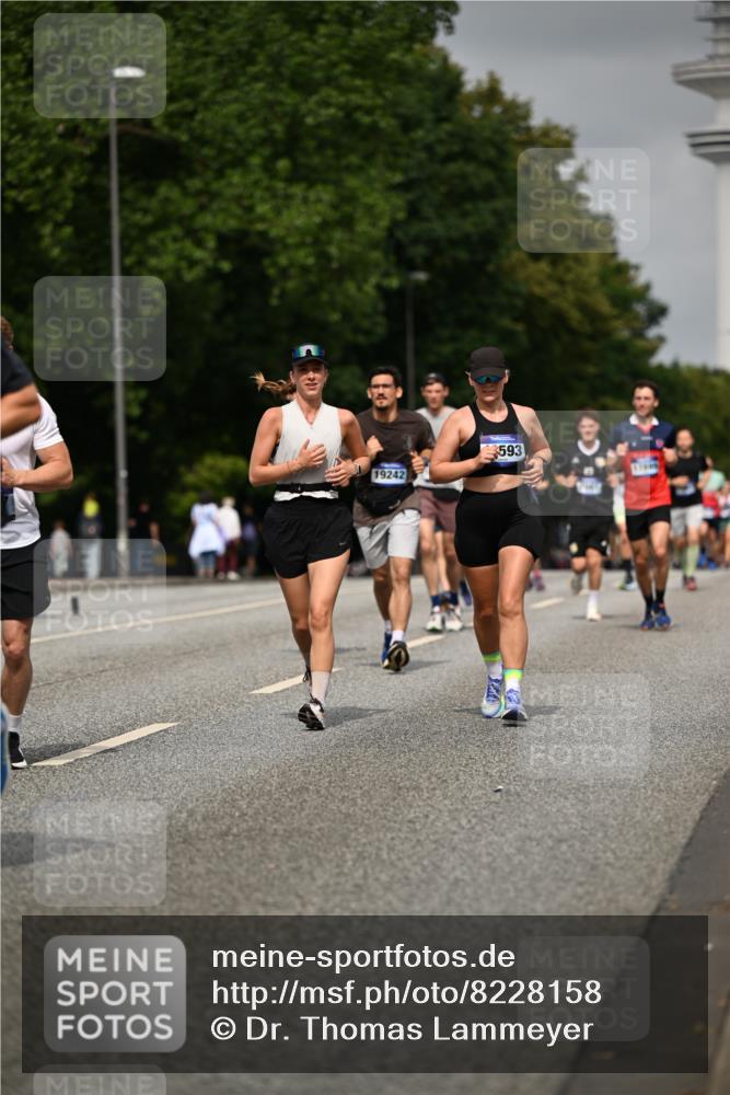 29.06.2025 - hella hamburg halbmarathon Dr. Thomas Lammeyer http://msf.ph/oto/8228158 29.06.2025 10:13:17 Kennedybrücke 1823, 3762, 4592, 7081, 9297, 9306, 10035, 10194, 10819, 11067 meine-sportfotos.de