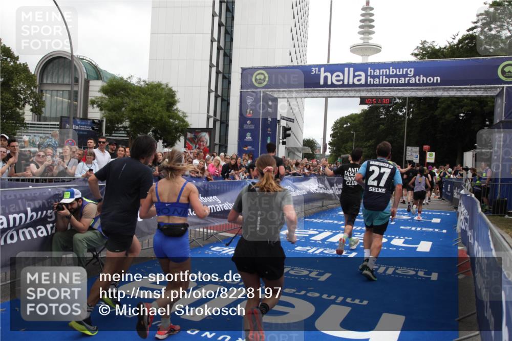 29.06.2025 - hella hamburg halbmarathon Michael Strokosch http://msf.ph/oto/8228197 29.06.2025 10:51:29 Ziel 2364, 2411, 2946, 5820, 6776, 7943, 8989, 9214, 9656, 11124, 11422, 13047, 13792, 14865, 14994, 15871, 15950, 16357, 17131, 18489 meine-sportfotos.de