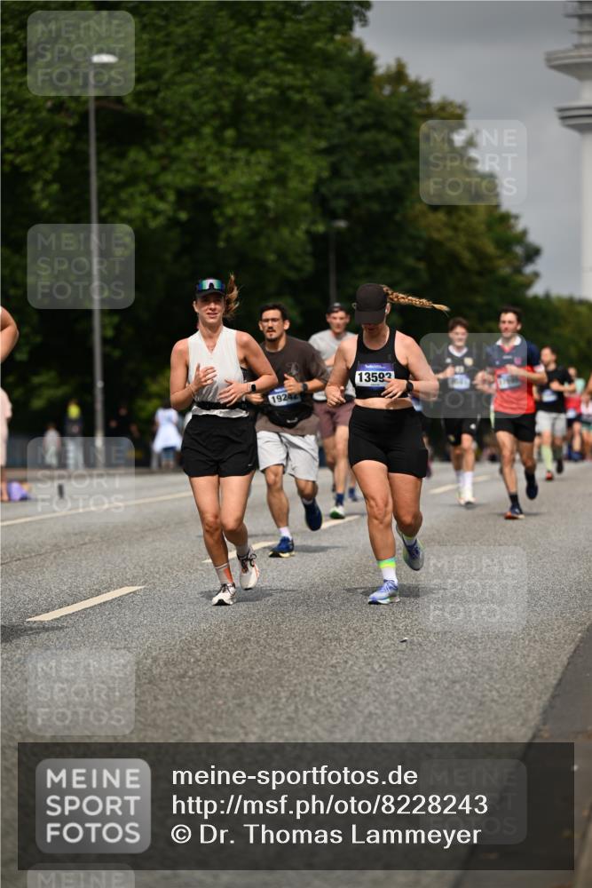 29.06.2025 - hella hamburg halbmarathon Dr. Thomas Lammeyer http://msf.ph/oto/8228243 29.06.2025 10:13:18 Kennedybrücke 1823, 3762, 4592, 7081, 9297, 9306, 10035, 10194, 10819, 11067 meine-sportfotos.de