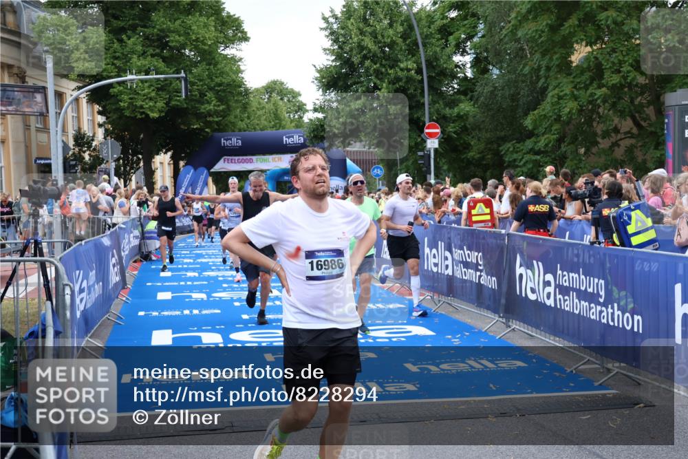 29.06.2025 - hella hamburg halbmarathon Zöllner http://msf.ph/oto/8228294 29.06.2025 10:53:19 Ziel 1683, 2074, 4065, 7312, 7383, 8273, 8361, 9142, 11844, 12875, 15179, 15681, 16929, 16986, 18901 meine-sportfotos.de