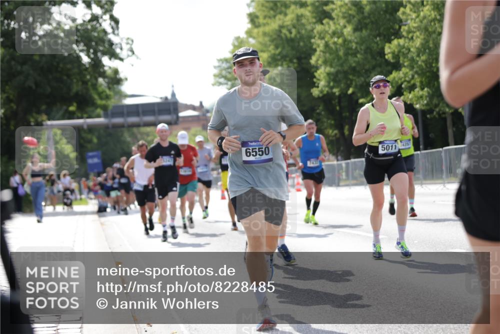 29.06.2025 - hella hamburg halbmarathon Jannik Wohlers http://msf.ph/oto/8228485 29.06.2025 09:51:59 Lombardsbrücke 1139, 1169, 1468, 1604, 1631, 3305, 3618, 3852, 4565, 4871, 4915, 5011, 6373, 6550, 6711, 7432, 8852, 9348, 9444, 9547, 10493, 10741, 11062, 11495, 11679, 11779, 12046, 12772, 13269, 13403, 13614, 13728, 14257, 14449, 14813, 15233, 15247, 15270, 15309, 15813, 16338, 16591, 16592, 17159, 17281, 17391, 17637, 17926, 18489, 18560, 18659, 18775, 18987 meine-sportfotos.de