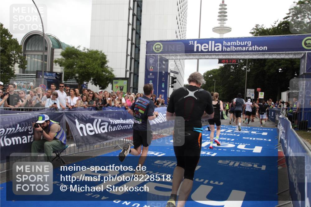 29.06.2025 - hella hamburg halbmarathon Michael Strokosch http://msf.ph/oto/8228518 29.06.2025 10:51:34 Ziel 1335, 2946, 5820, 7943, 9656, 10691, 11422, 13403, 13792, 15871, 15950, 17131 meine-sportfotos.de