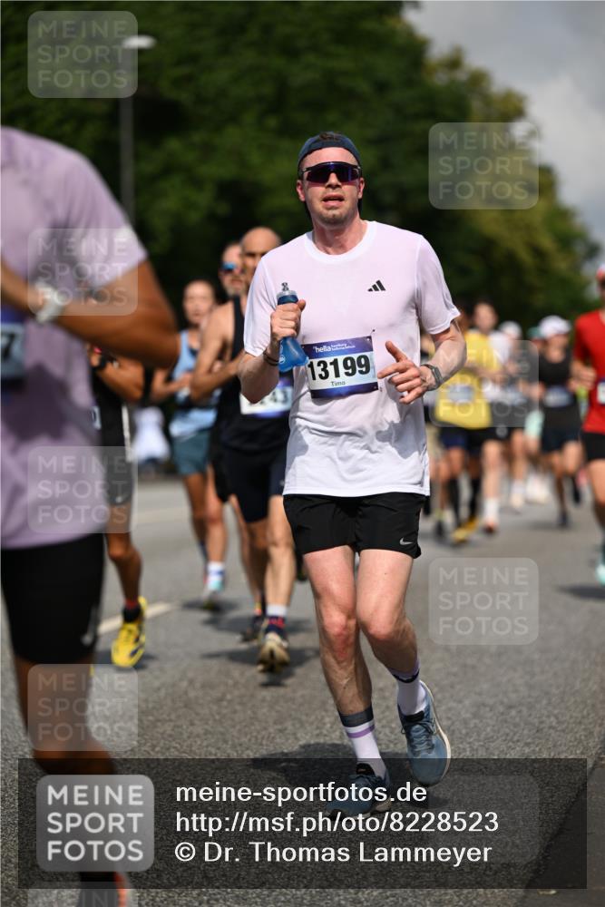 29.06.2025 - hella hamburg halbmarathon Dr. Thomas Lammeyer http://msf.ph/oto/8228523 29.06.2025 09:50:07 Kennedybrücke 1053, 1344, 1577, 1889, 2243, 4477, 4944, 5048, 5152, 5193, 5660, 7466, 7628, 8312, 8323, 10477, 10865, 10927, 11304 meine-sportfotos.de