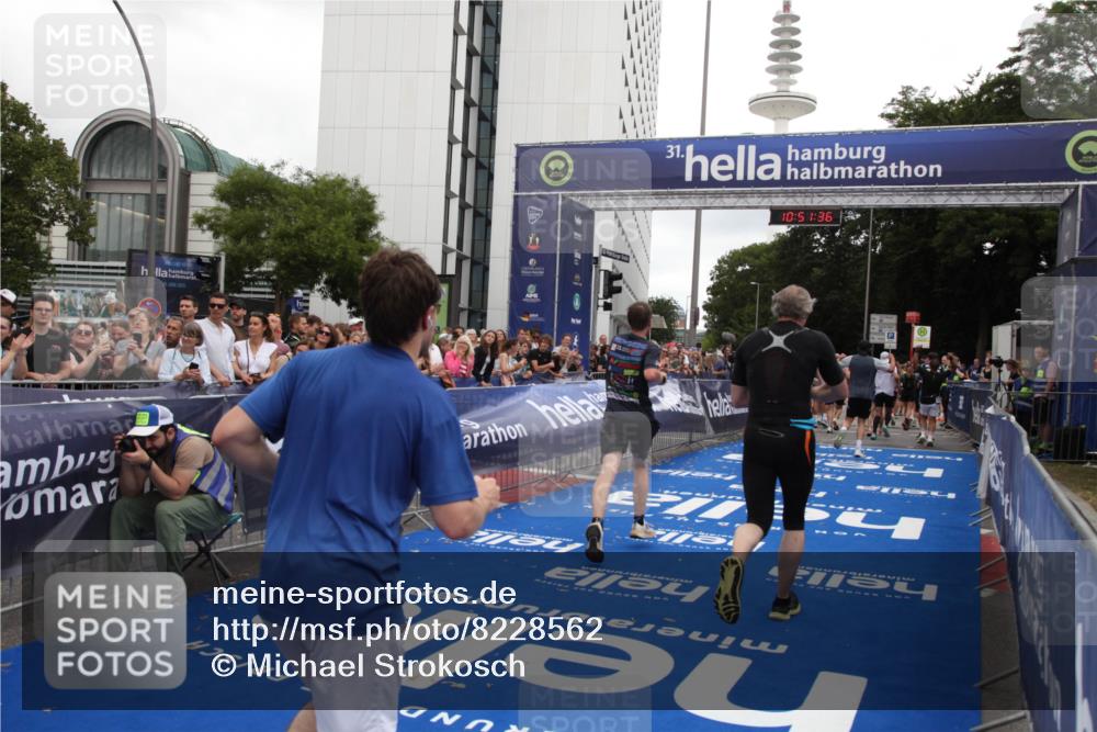 29.06.2025 - hella hamburg halbmarathon Michael Strokosch http://msf.ph/oto/8228562 29.06.2025 10:51:35 Ziel 1335, 5820, 7943, 10691, 11422, 13403, 13792, 15871, 17131 meine-sportfotos.de