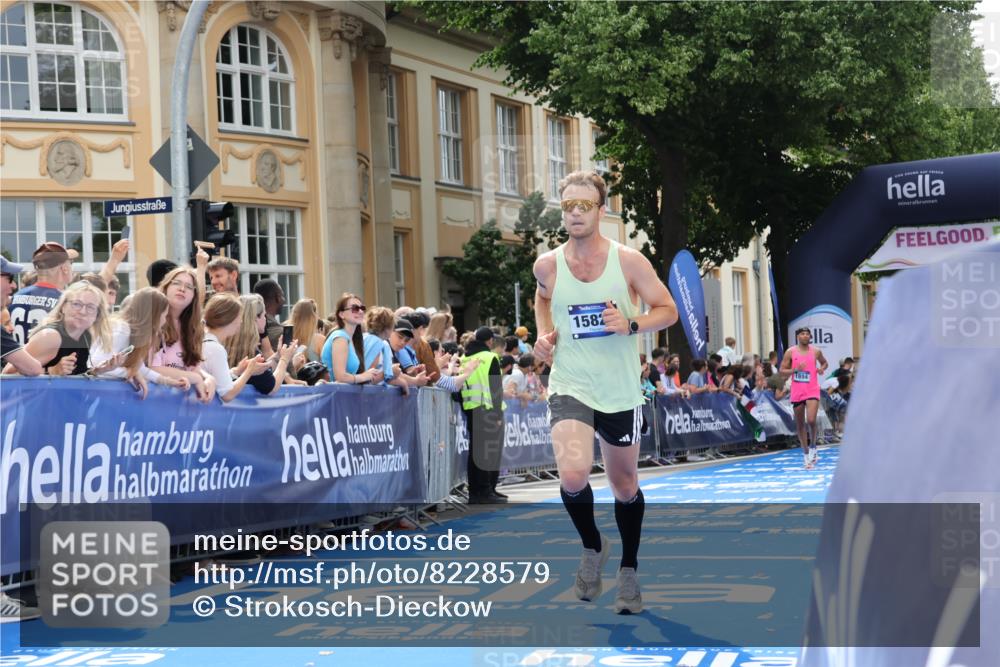 29.06.2025 - hella hamburg halbmarathon Strokosch-Dieckow http://msf.ph/oto/8228579 29.06.2025 10:32:11 Ziel 1686, 1894, 7272, 10876, 15826, 16065, 16505, 16736 meine-sportfotos.de