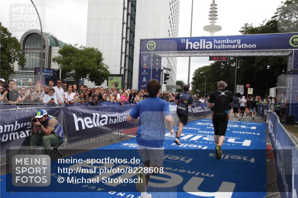 29.06.2025 - hella hamburg halbmarathon Michael Strokosch http://msf.ph/oto/8228608 29.06.2025 10:51:35 Ziel 1335, 5820, 7943, 10691, 11422, 13403, 13792, 15871, 17131 meine-sportfotos.de