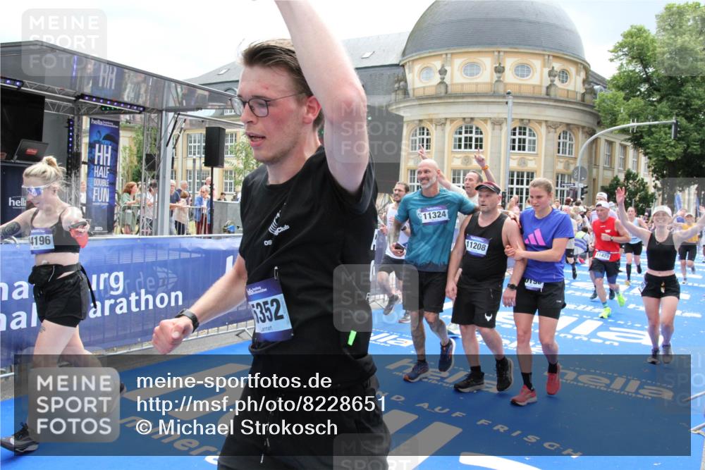29.06.2025 - hella hamburg halbmarathon Michael Strokosch http://msf.ph/oto/8228651 29.06.2025 11:09:04 Ziel 1745, 2142, 2628, 4066, 4169, 5176, 5299, 5464, 6196, 6453, 10196, 11208, 11324, 11429, 12005, 13732, 13857, 14196, 14868, 15352 meine-sportfotos.de