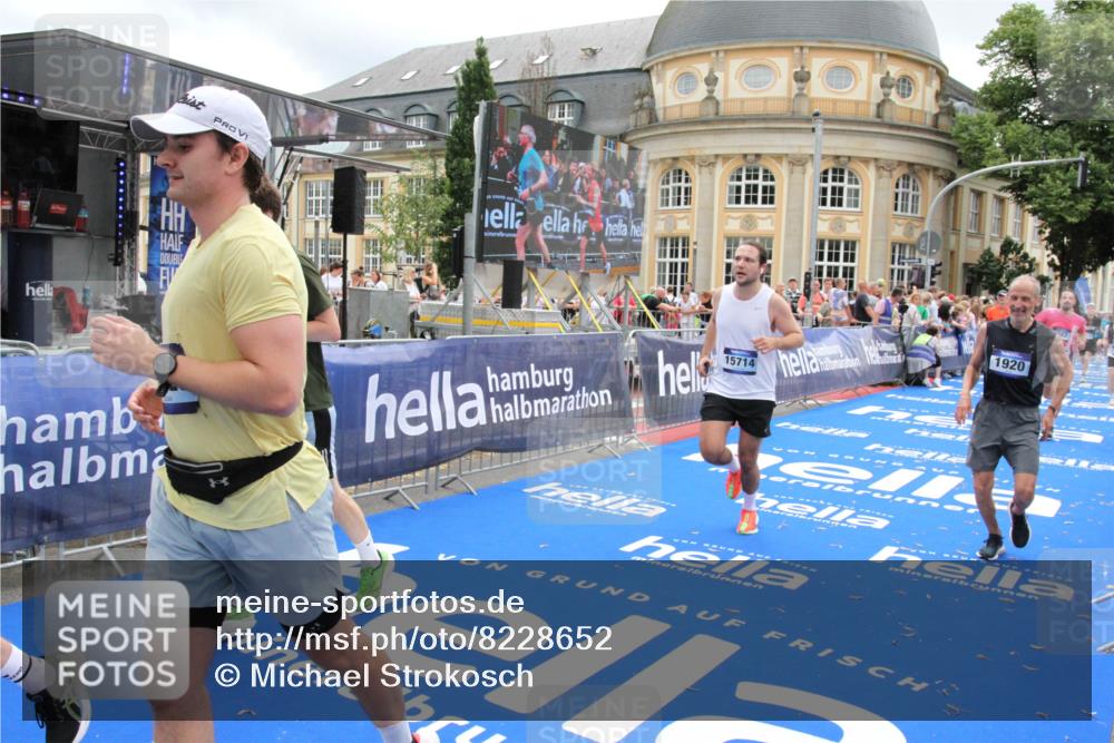 29.06.2025 - hella hamburg halbmarathon Michael Strokosch http://msf.ph/oto/8228652 29.06.2025 10:46:44 Ziel 1920, 1942, 3976, 6630, 9051, 13554, 15026, 15133, 15714, 16175, 17743, 17865, 18297, 19128 meine-sportfotos.de