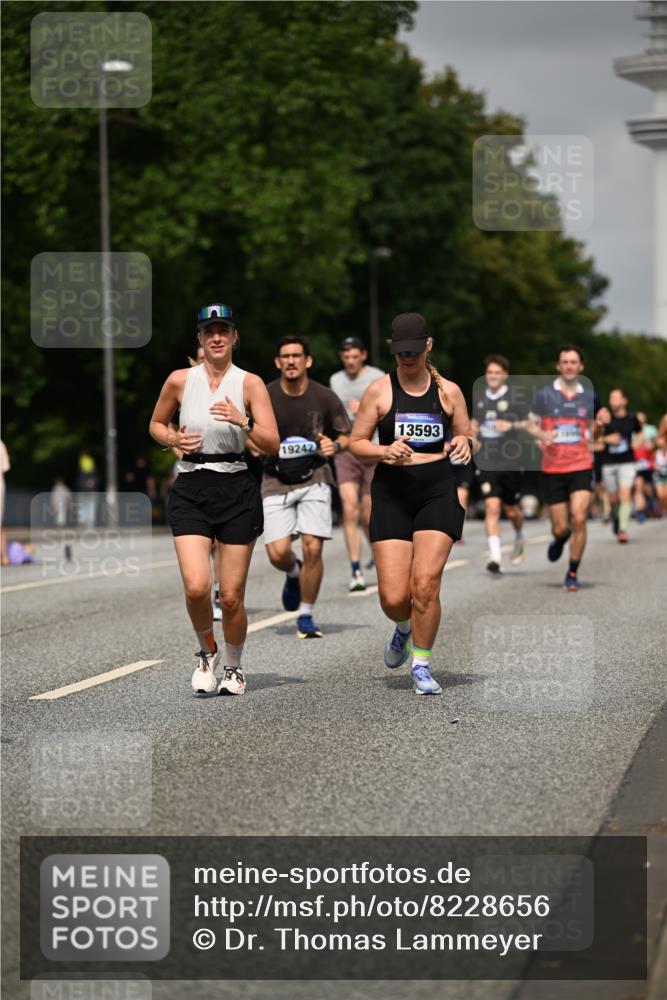 29.06.2025 - hella hamburg halbmarathon Dr. Thomas Lammeyer http://msf.ph/oto/8228656 29.06.2025 10:13:18 Kennedybrücke 1823, 3762, 4592, 7081, 9297, 9306, 10035, 10194, 10819, 11067 meine-sportfotos.de