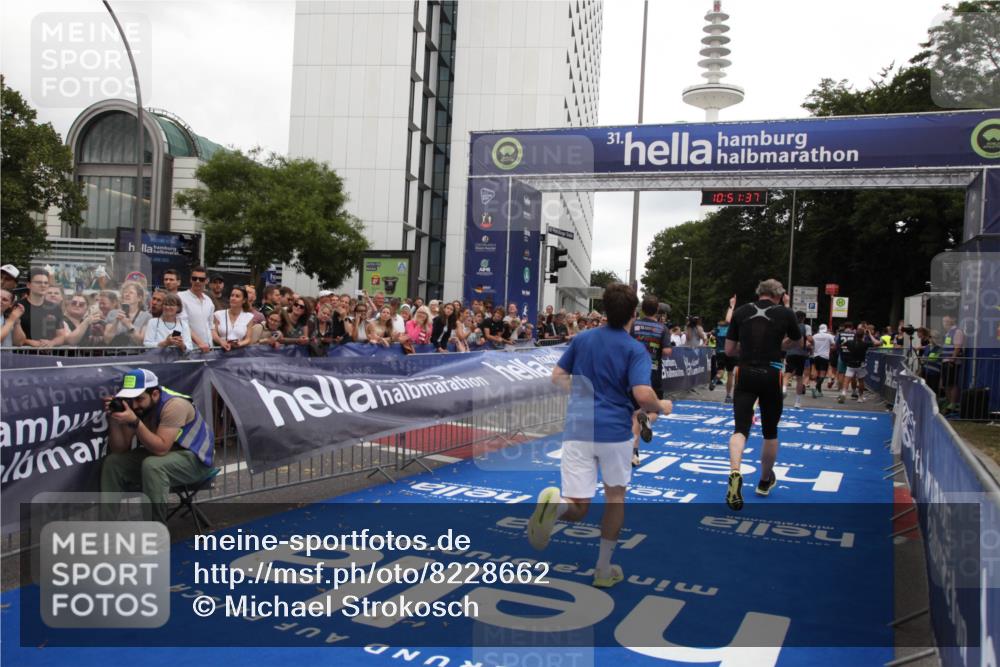 29.06.2025 - hella hamburg halbmarathon Michael Strokosch http://msf.ph/oto/8228662 29.06.2025 10:51:35 Ziel 1335, 5820, 7943, 10691, 11422, 13403, 13792, 15871, 17131 meine-sportfotos.de