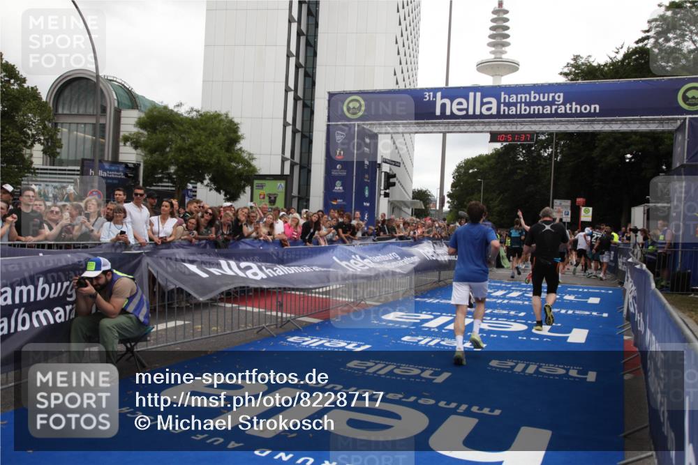 29.06.2025 - hella hamburg halbmarathon Michael Strokosch http://msf.ph/oto/8228717 29.06.2025 10:51:36 Ziel 1335, 5008, 7943, 10691, 13403, 13792, 15871, 17131, 19007 meine-sportfotos.de