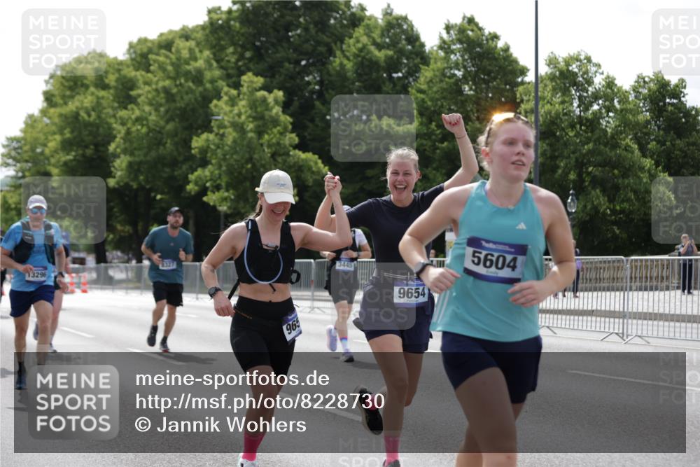 29.06.2025 - hella hamburg halbmarathon Jannik Wohlers http://msf.ph/oto/8228730 29.06.2025 10:27:52 Lombardsbrücke 3445, 5369, 5604, 7667, 8215, 8327, 9653, 9654, 13045, 13296, 13568, 14017, 14155, 15123, 18256, 18604 meine-sportfotos.de