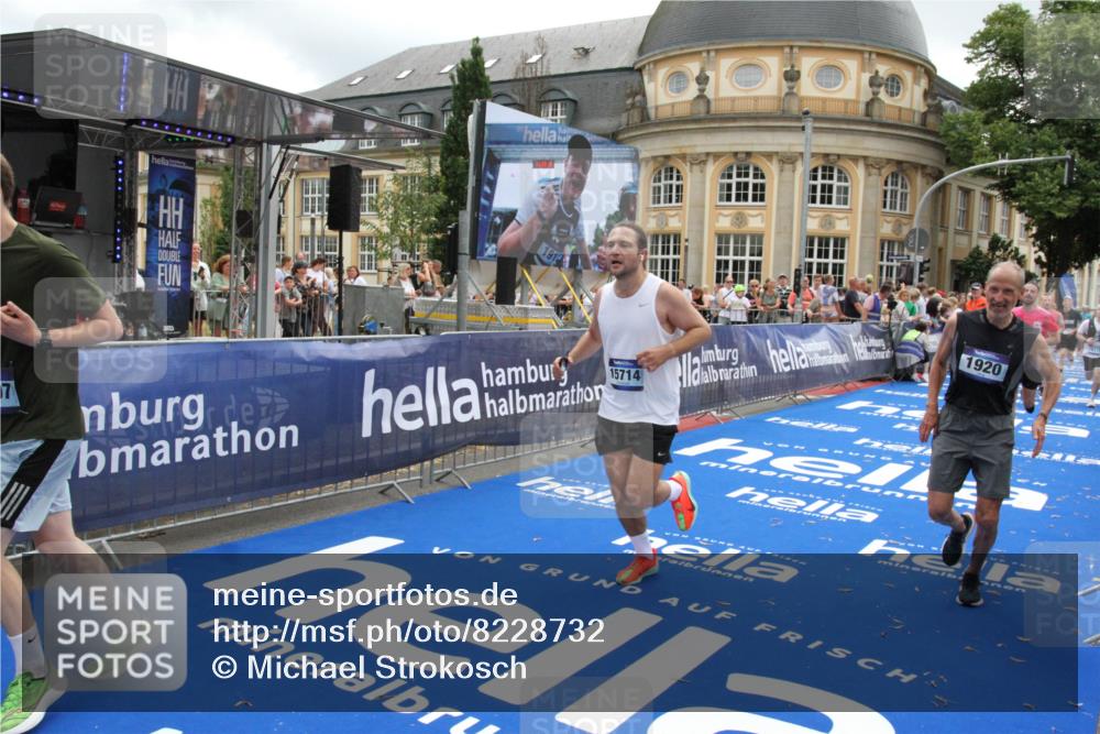 29.06.2025 - hella hamburg halbmarathon Michael Strokosch http://msf.ph/oto/8228732 29.06.2025 10:46:45 Ziel 1920, 1942, 3976, 6630, 9051, 13554, 14541, 15026, 15714, 15900, 16175, 17743, 17865, 18297, 19128 meine-sportfotos.de