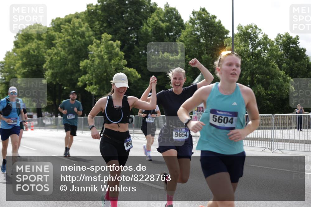 29.06.2025 - hella hamburg halbmarathon Jannik Wohlers http://msf.ph/oto/8228763 29.06.2025 10:27:52 Lombardsbrücke 3445, 5369, 5604, 7667, 8215, 8327, 9653, 9654, 13045, 13296, 13568, 14017, 14155, 15123, 18256, 18604 meine-sportfotos.de