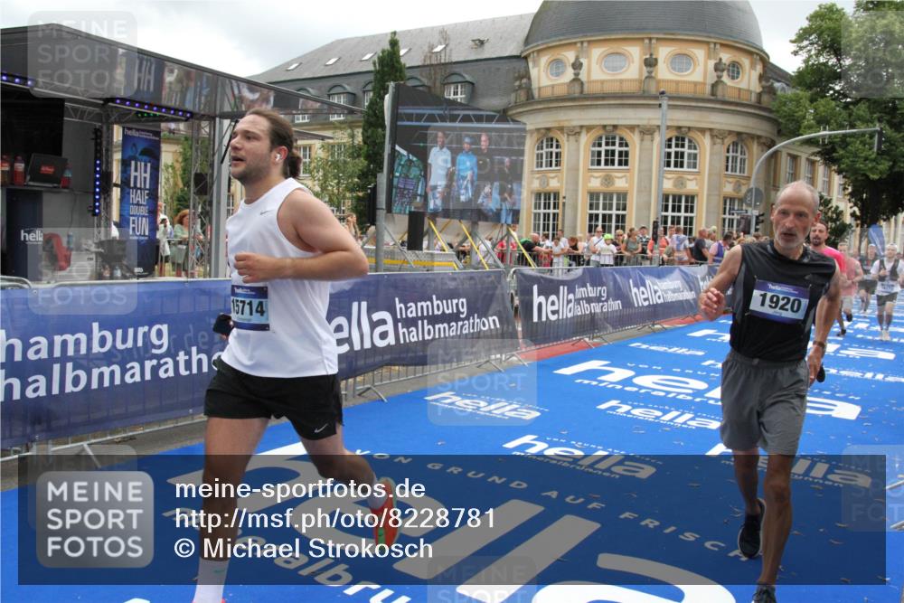 29.06.2025 - hella hamburg halbmarathon Michael Strokosch http://msf.ph/oto/8228781 29.06.2025 10:46:45 Ziel 1920, 1942, 3976, 6630, 9051, 13554, 14541, 15026, 15714, 15900, 16175, 17743, 17865, 18297, 19128 meine-sportfotos.de